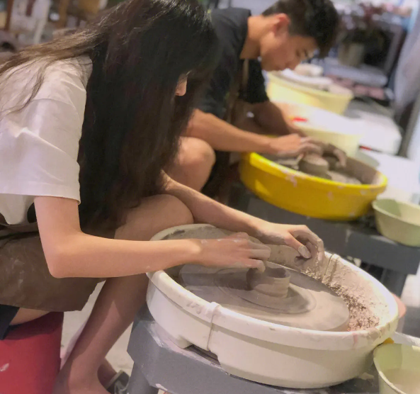 武漢室內(nèi)團(tuán)建活動之陶藝彩繪：陶冶情操的藝術(shù)之旅