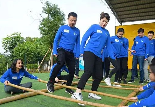 跳竹竿，傳統(tǒng)的團建游戲也可以創(chuàng)新來玩