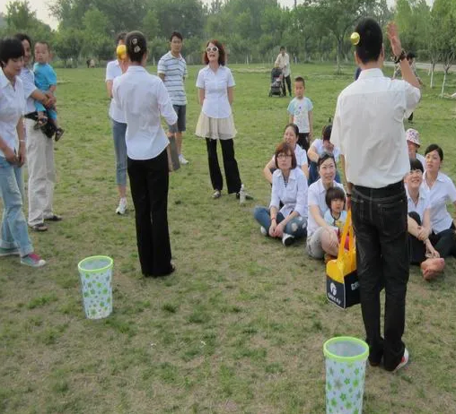 武漢團建項目“背身投球大挑戰(zhàn)：盲眼射手的逆襲”